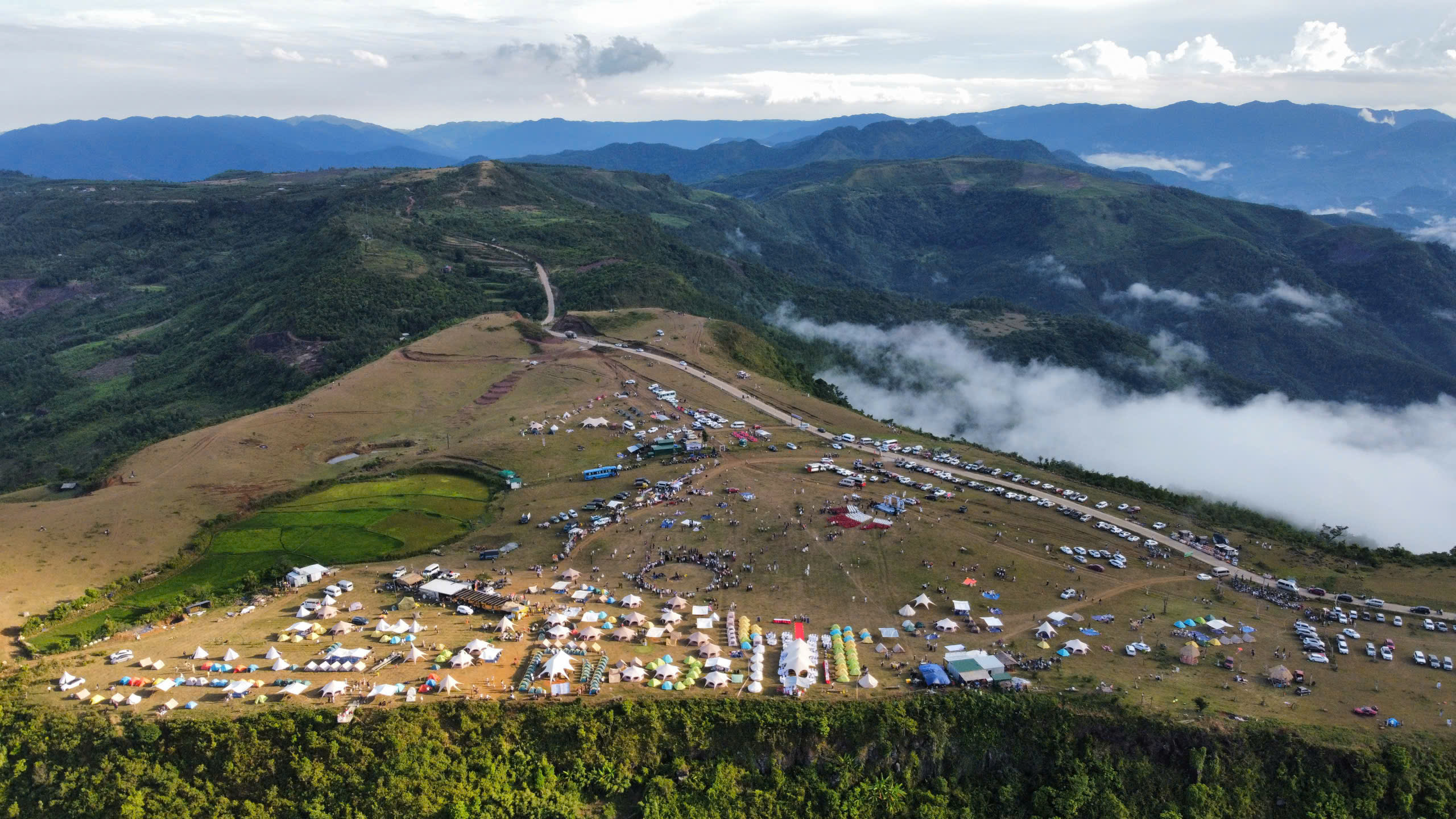 In Vietnam, remote meadow draws 6,000 visitors for cloud-watching festival