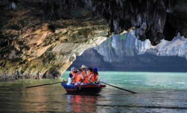 Sampan cruise Ha Long Bay