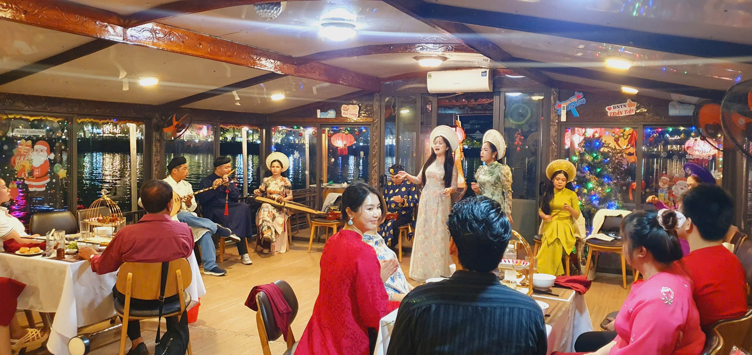 ca Huế trên sông Hương