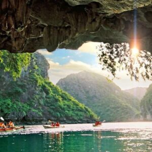 Kayaking-in-Bright-cave-1-768×512