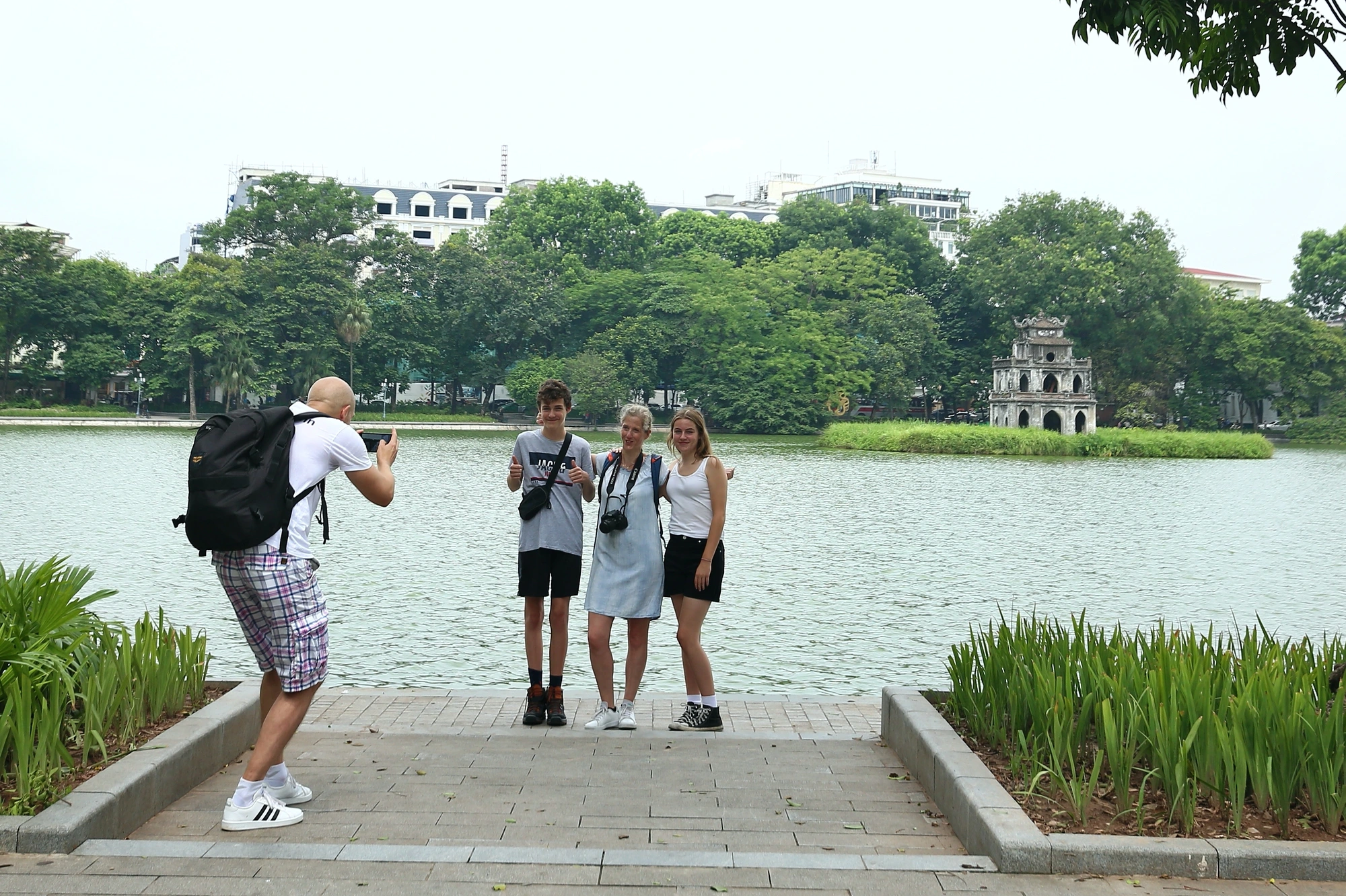 visit hoan kiem lake